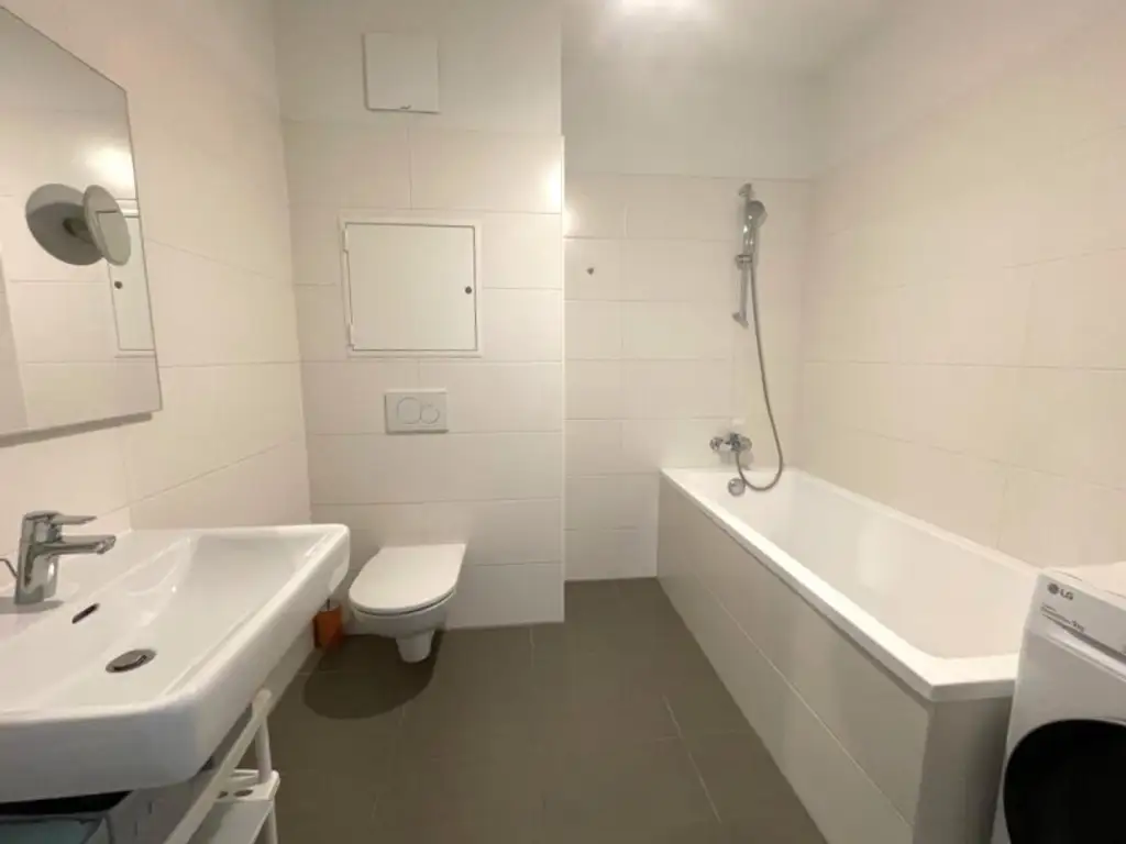 Charmante helle 2 Zimmerwohnung mit Balkon am Hirschstettnerteich