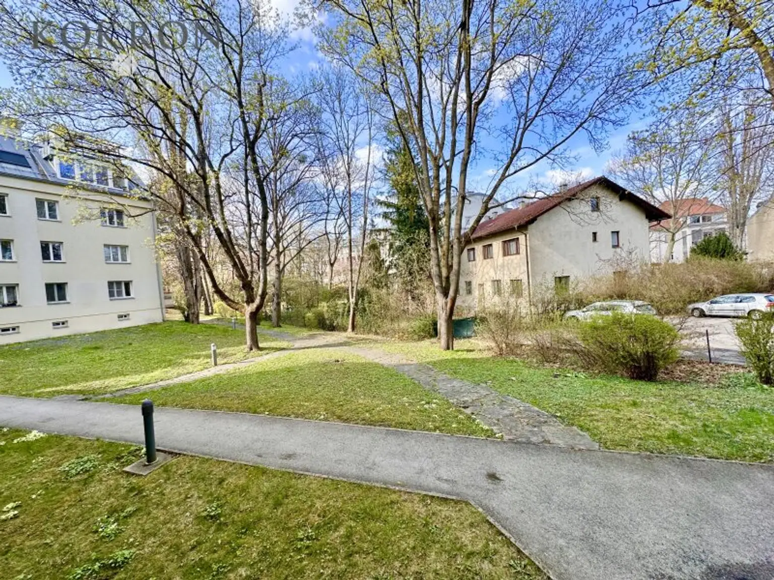 Großer Gemeinschaftsgarten mit Spielplatz