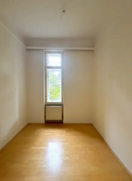 Exklusives Altbaujuwel in Gersthof – Sanierungsbedürftige 3,5-Zimmer-Wohnung mit Balkon in Zinsvilla