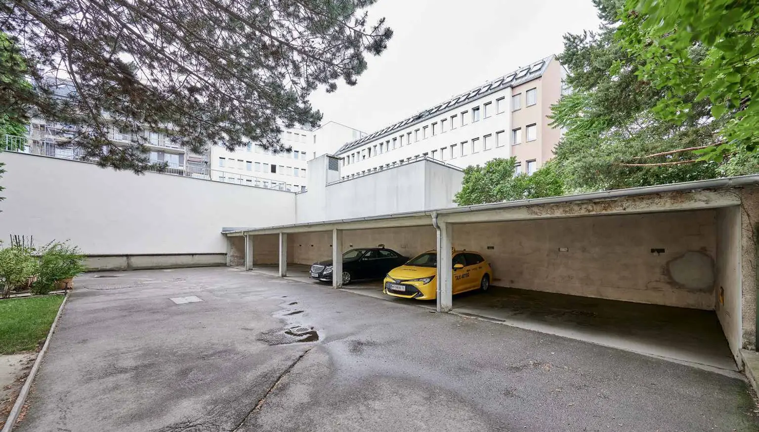 Überdachter Stellplatz im Innenhof – jetzt sichern!