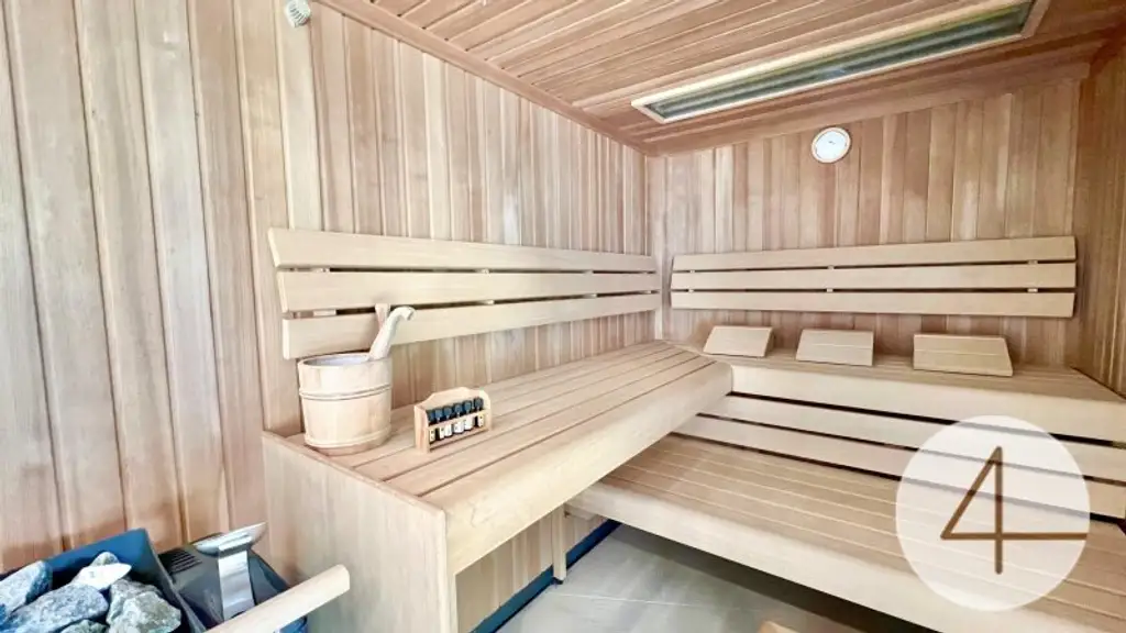 10 Minuten Fahrzeit nach Wien I Klimatisierte Villa mit Weitblick I Wellness, Fitnessraum & Kamin I Terrassen, Balkon & Garten I Hochwertige Ausstattung