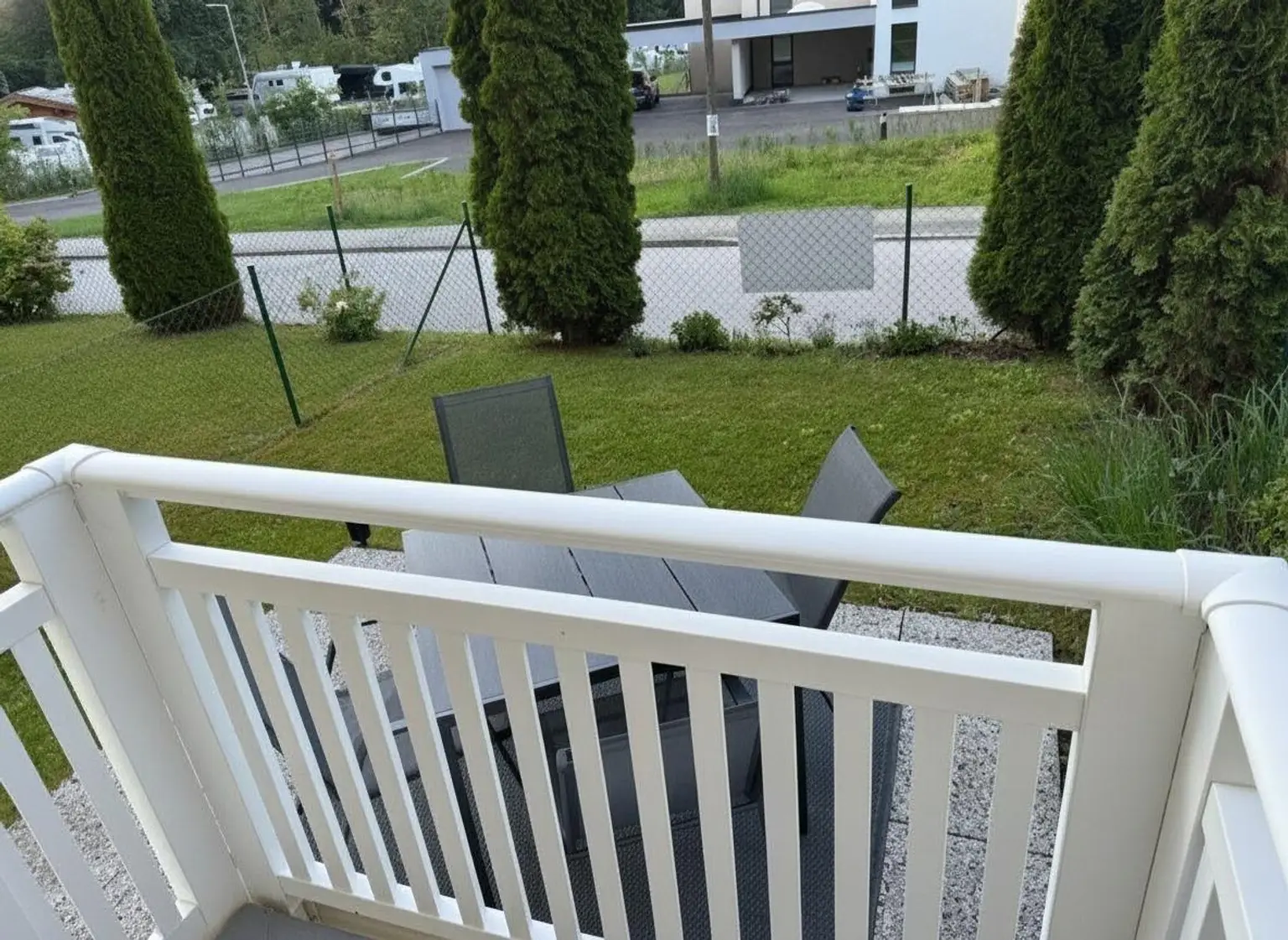 Terrasse samt Grünfläche