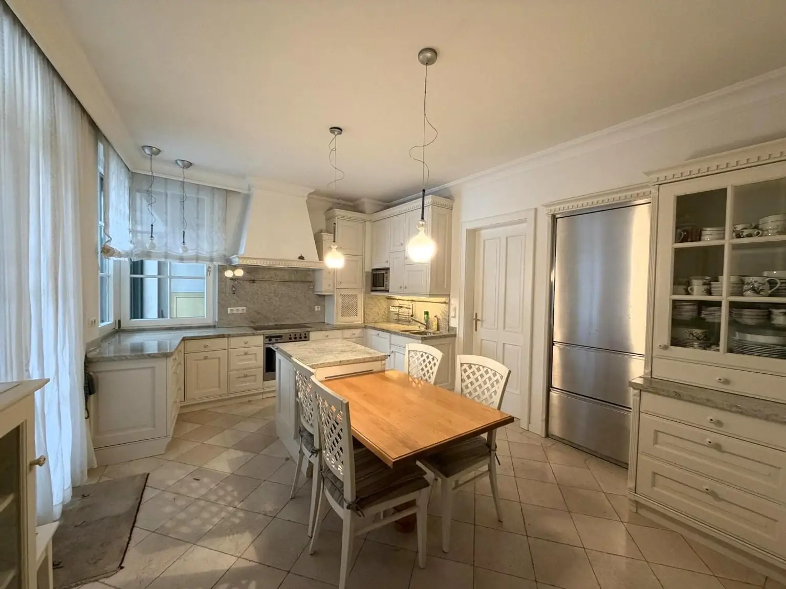 Essküche mit angeschl. Kühlraum