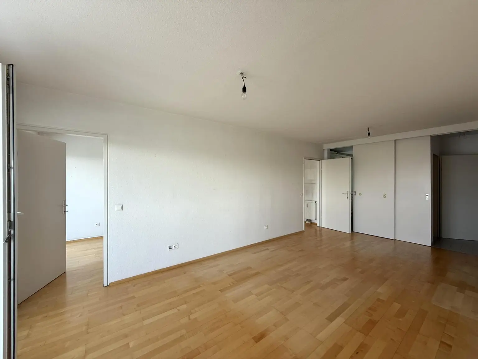 Eine helle, renovierungsbedürftige 3-Zimmer Wohnung // A bright 3-room apartment in need of renovation //