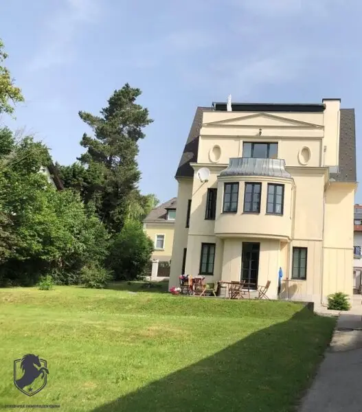 Außergewöhnliche Villa mit drei Wohneinheiten, Gewerbeeinheit & teilbarem Grundstück