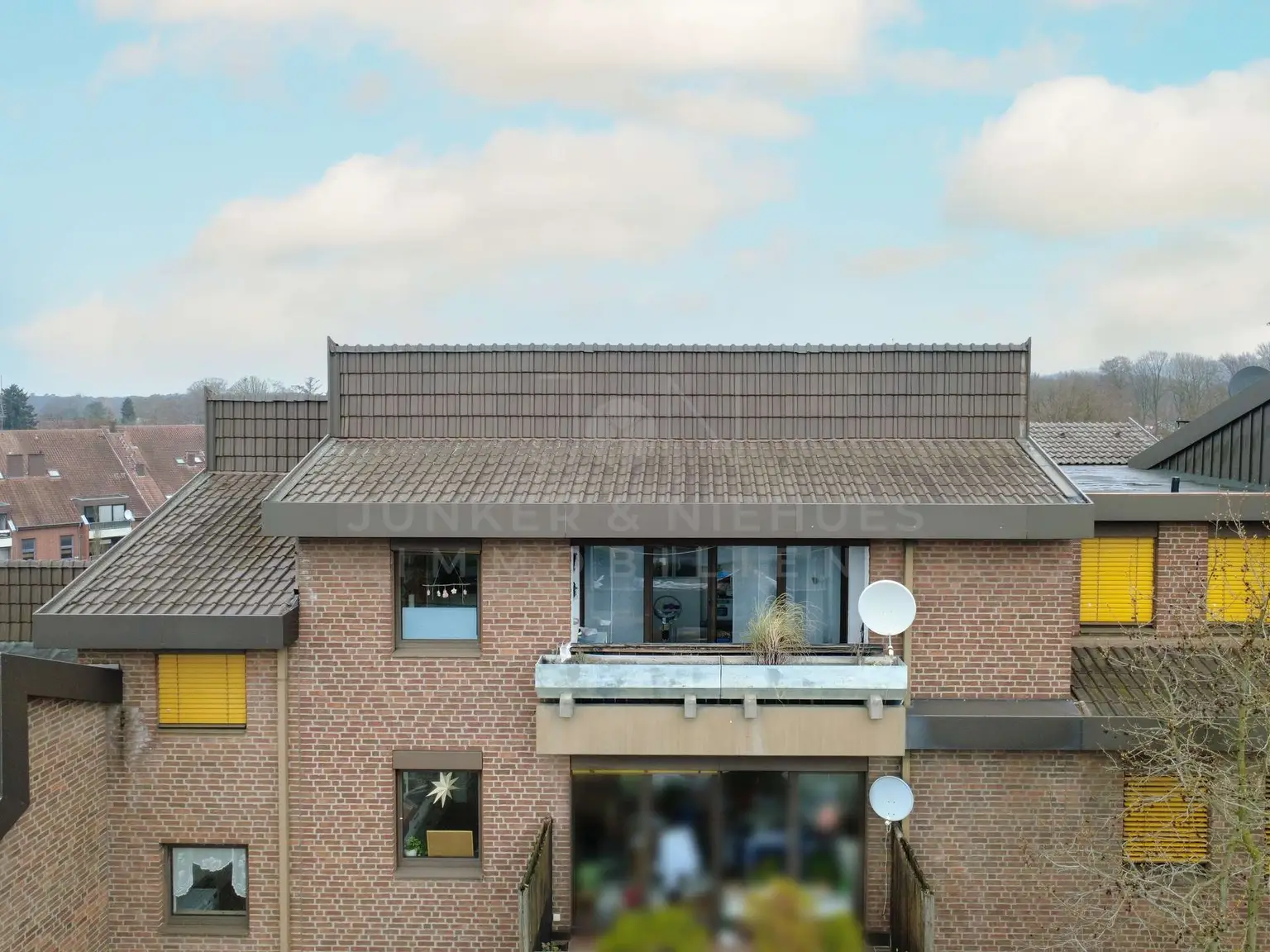 Hausansicht mit Balkon