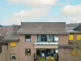 Hausansicht mit Balkon