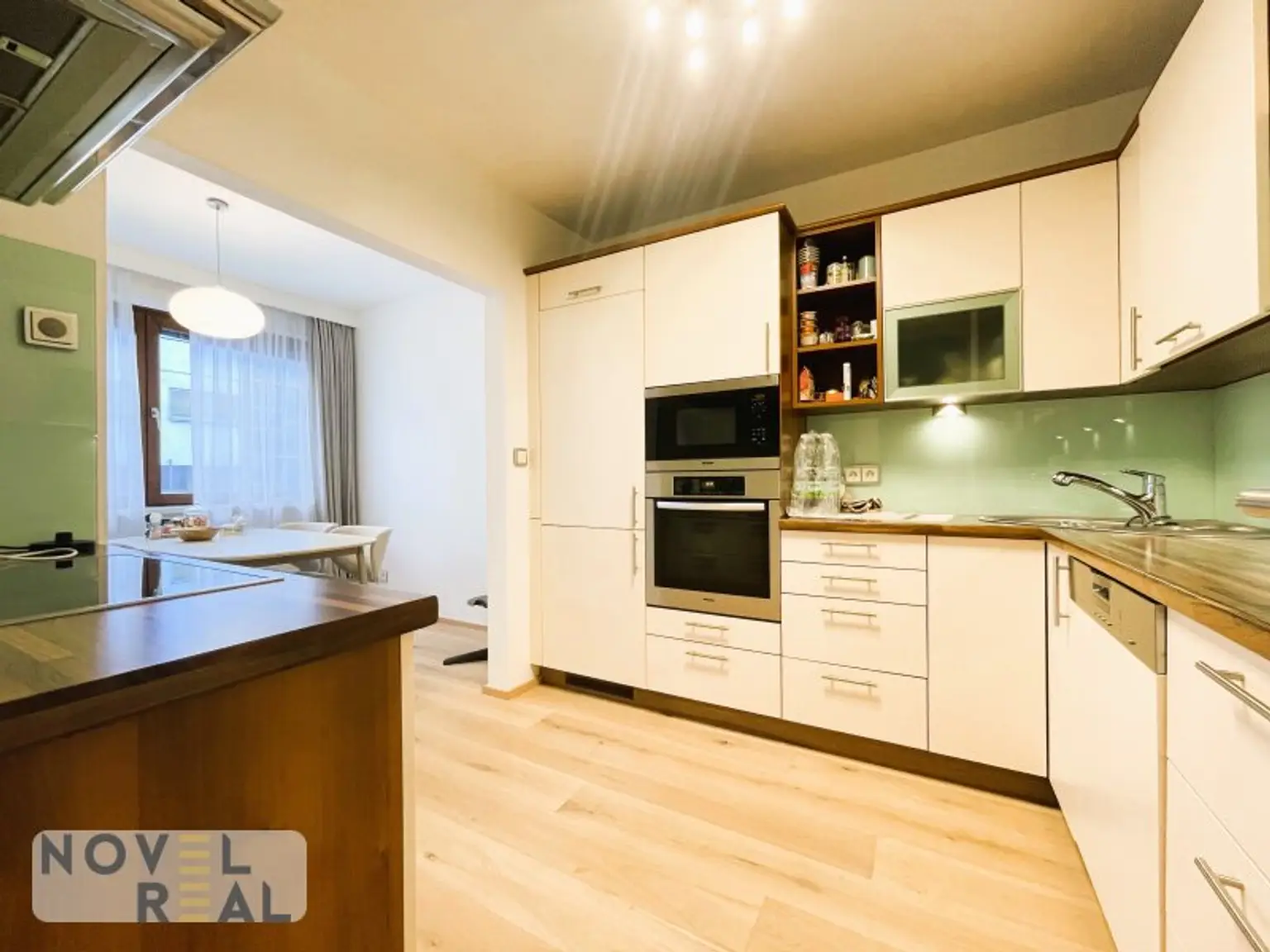 Exklusive Wohnung mit hochwertiger Ausstattung und Garage.