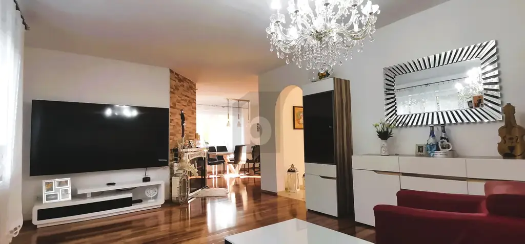 GROSSZÜGIGER FAMILIENHIT MIT GARTEN UND POOL