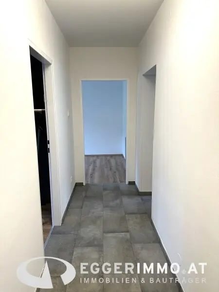 5710 Kaprun: Newly renovated 3-room apartment in a quiet location in Kaprun, near the center, available for rent from November 2025. Parking space available!