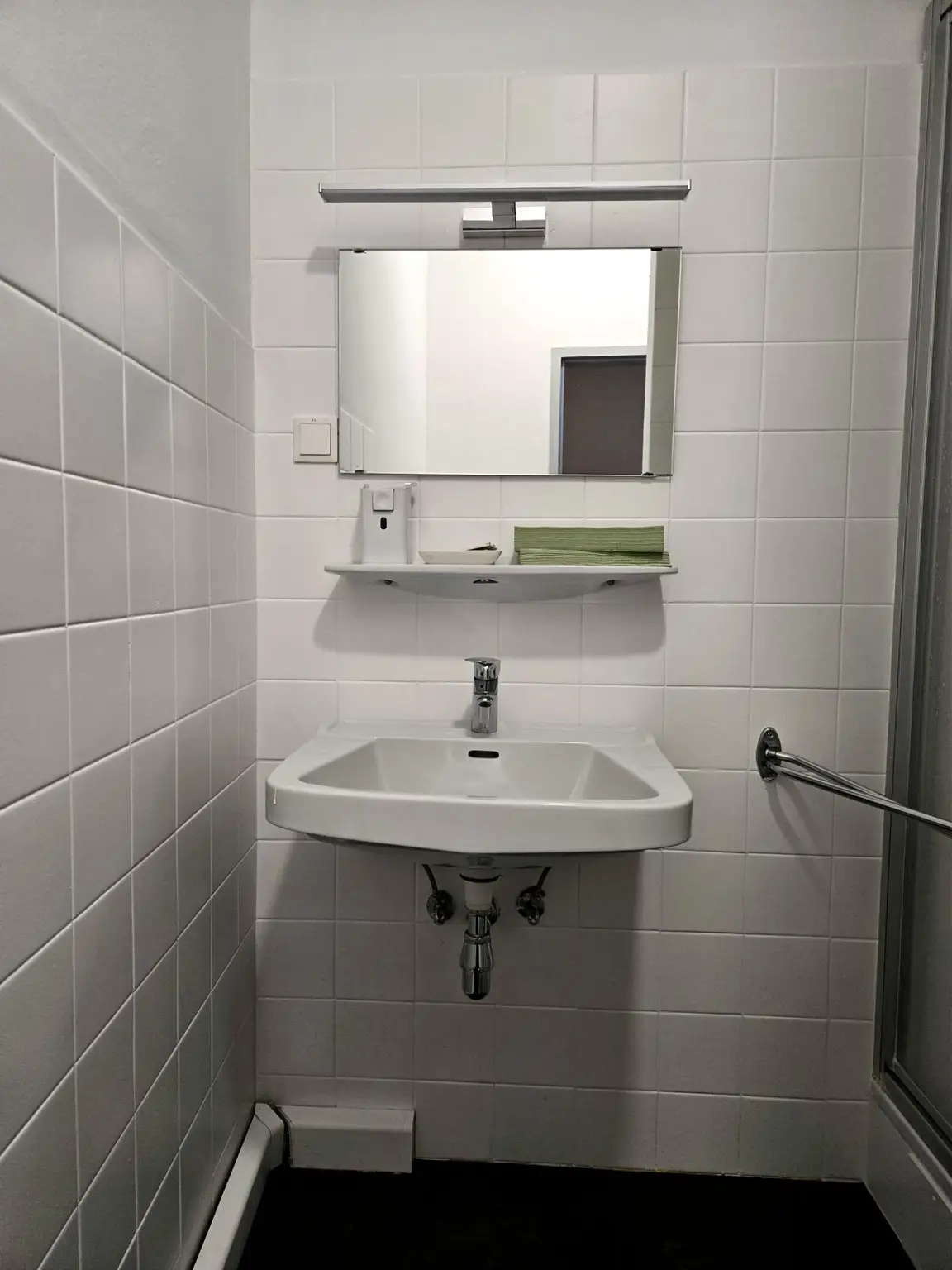 Duschmöglichkeit und Hände-Waschbecken