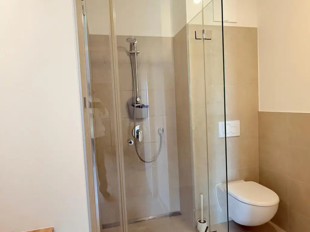 Luxriöse 2- Zimmer Wohnung, Top Lage, große Dachterrasse