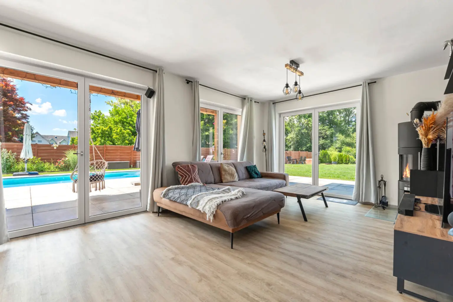 Wohnhaus mit Pool in ruhiger Lage