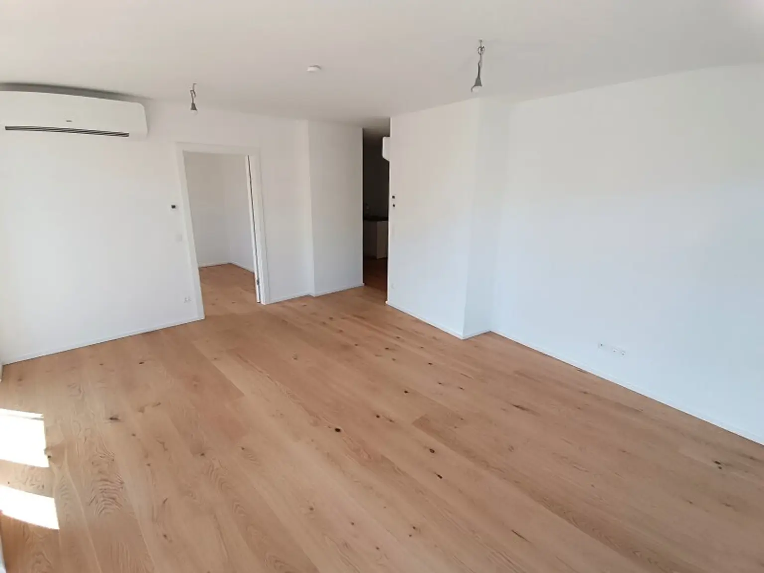 Moderne Dachgeschoss-Wohnung mit Freifläche in Bestlage! Nähe U4 Margaretengürtel & Pilgramgasse! Verfügbar ab 01.02.2026!