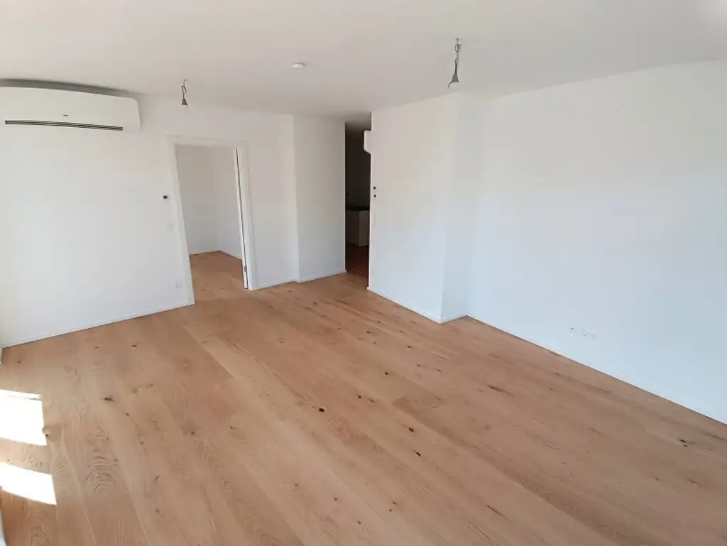 Moderne Dachgeschoss-Wohnung mit Freifläche in Bestlage! Nähe U4 Margaretengürtel & Pilgramgasse! Verfügbar ab 01.02.2026!