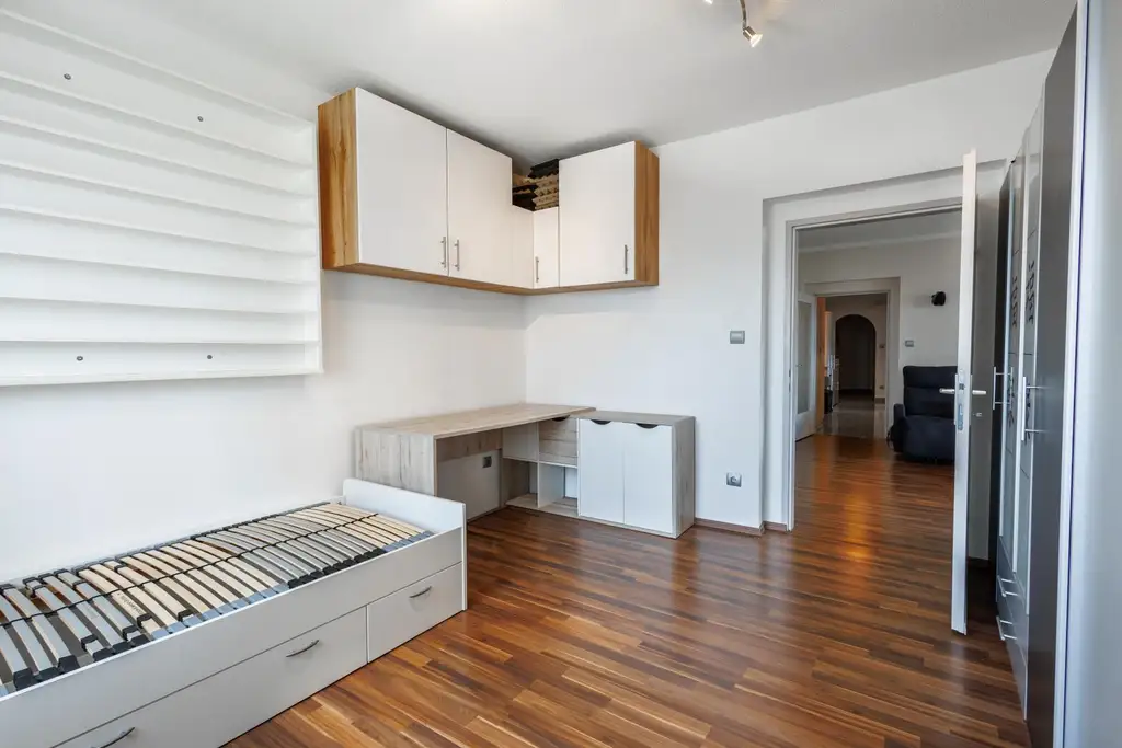 Komfortable 3-Zimmer-Wohnung mit Balkon, Tiefgarage und Klimaanlage