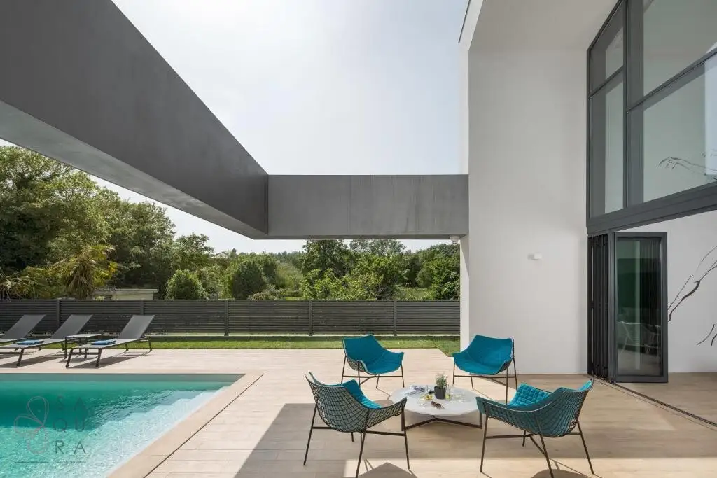 Zeitgenössische Luxusvilla in Ližnjan – Mediterrane Eleganz an der Küste Istriens