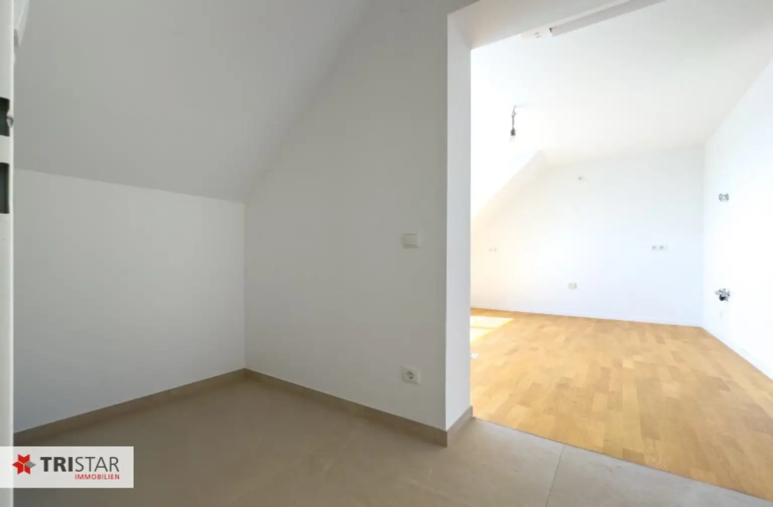 Nähe AKH · Dachgeschosswohnung · zwei Etagen · drei Außenflächen · Küchenanschlüsse auf beiden Ebenen · verführerischer Preis!!