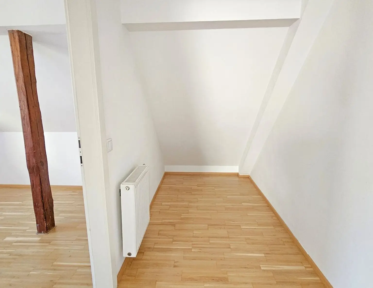 7 Wohnungen und 1 Gaststätte oder Büro.