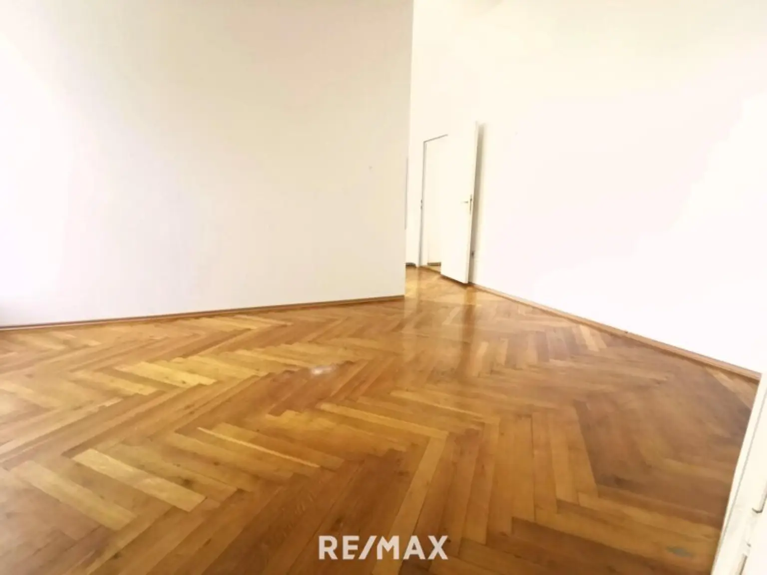 3 Zimmer Wohnung im 1. Stock zum Renovieren. Direkt gegenüber AKH.