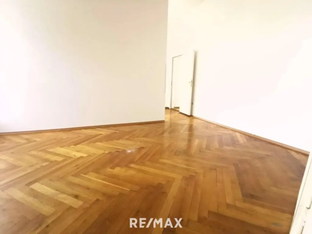 3 Zimmer Wohnung im 1. Stock zum Renovieren. Direkt gegenüber AKH.