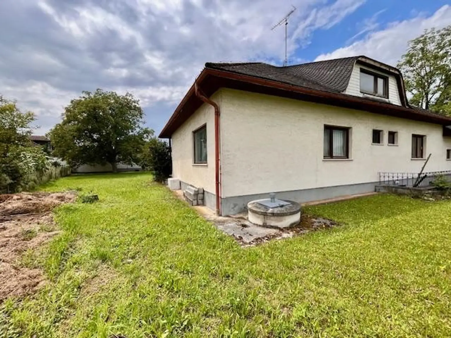 Ruhig gelegenes Baugrundstück mit Altbestand am Stadtrand von Wels zu verkaufen