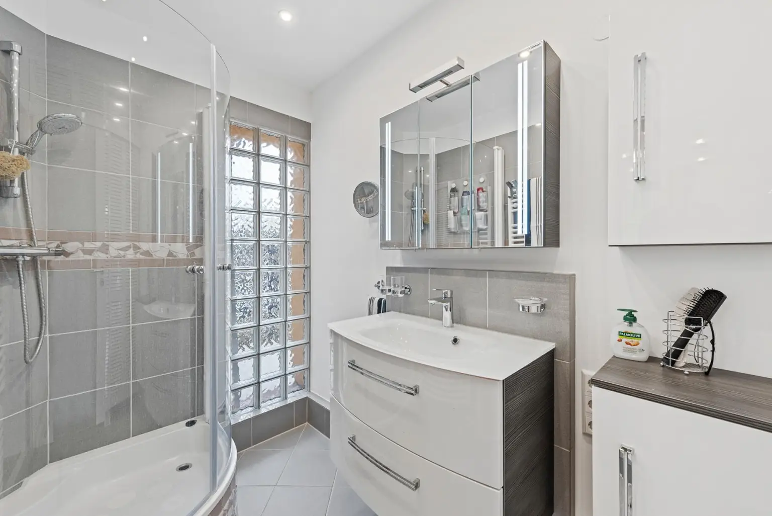 Badezimmer mit Dusche