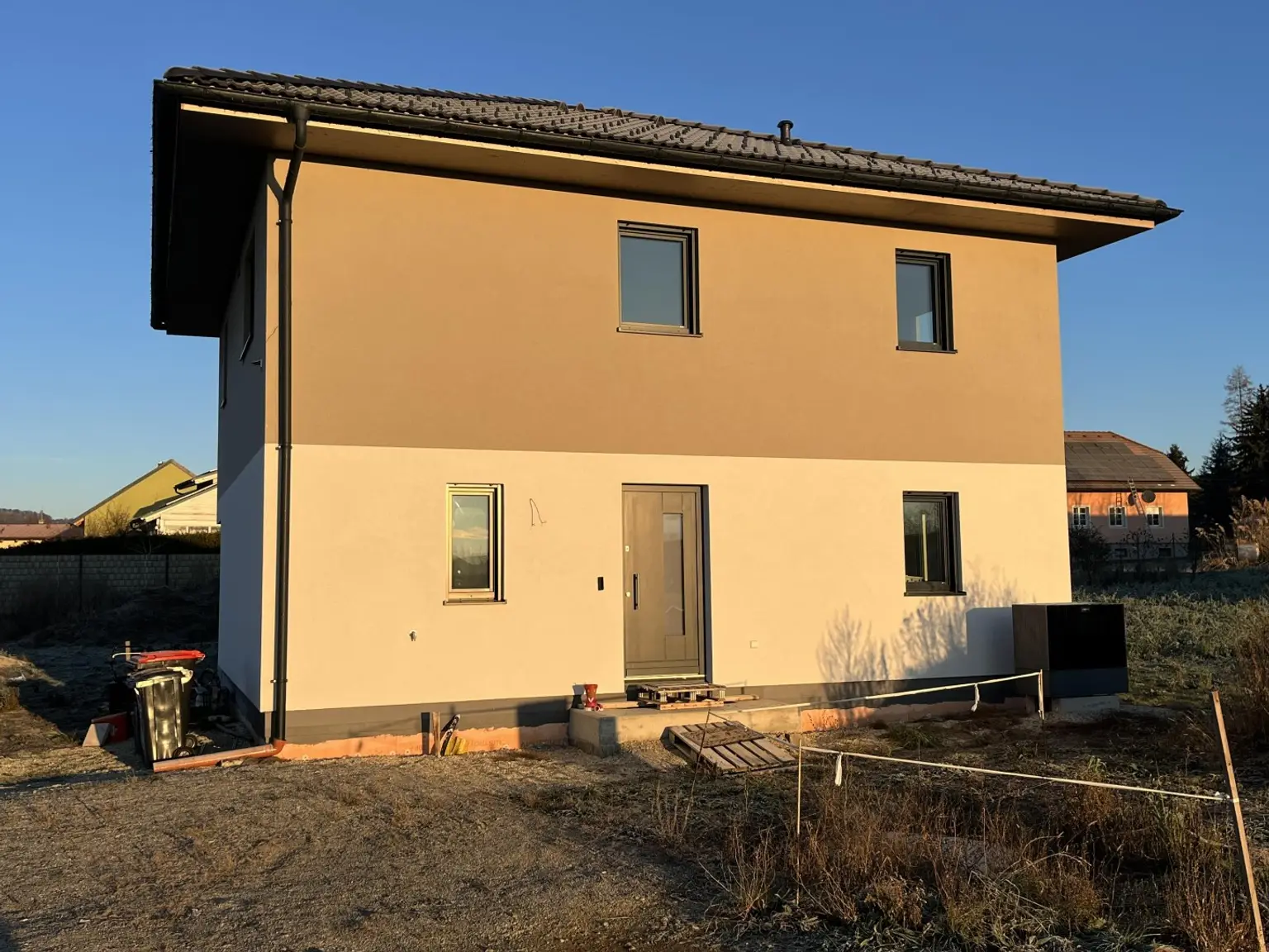 Hausansicht vom Schilfweg bei Morgensonne