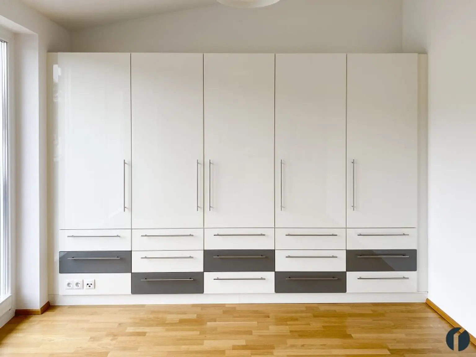 Großer Einbauschrank im Wohnzimmer