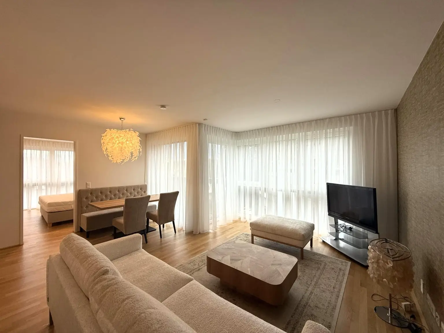 Exklusiv und komplett möblierte 3-Zimmer-Terrassenwohnung für gehob. Ansprüche // Excl. and fully furnished 3-room terr. apt for discerning tastes //