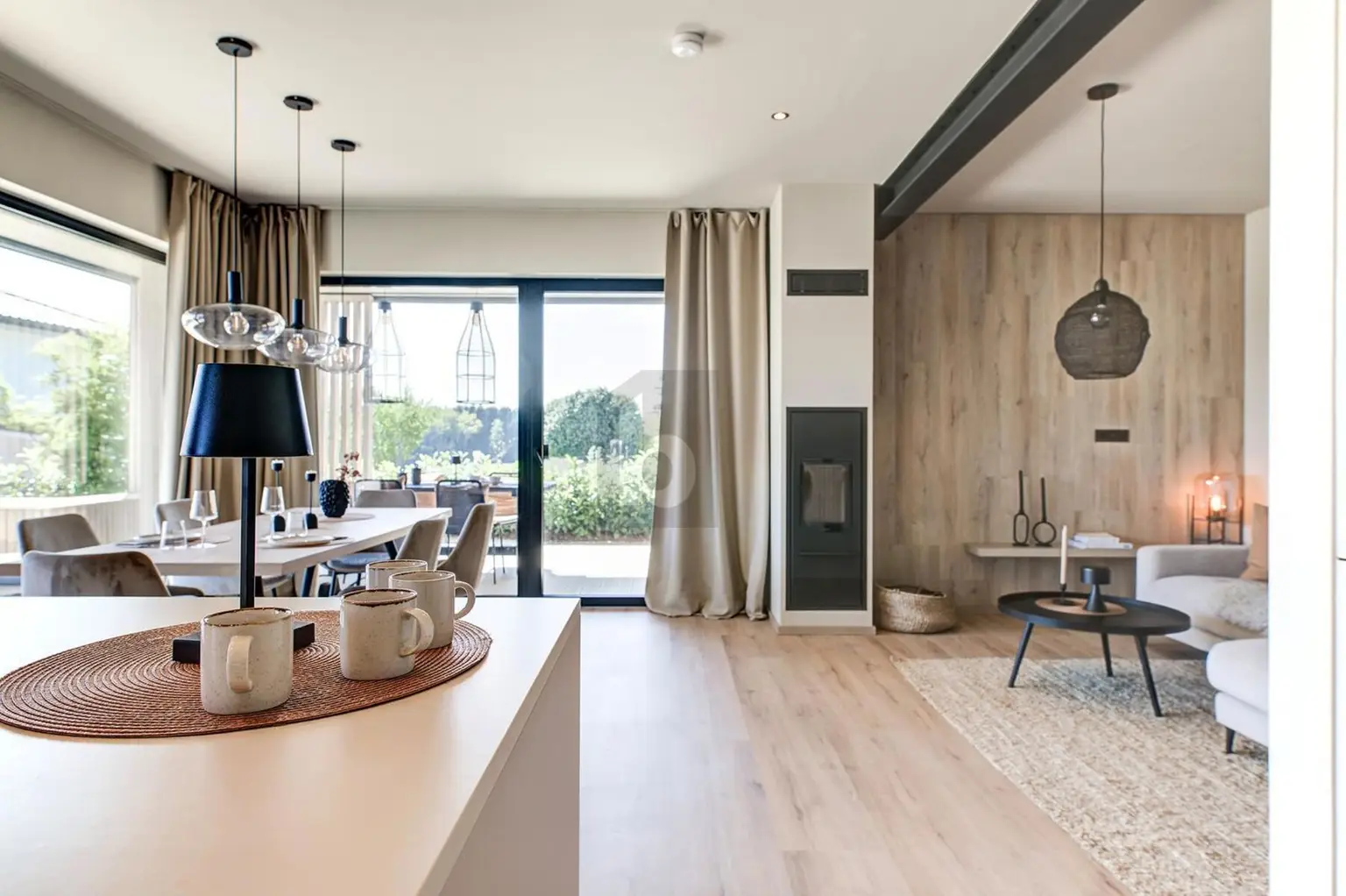 DESIGNBUNGALOW MIT SONNIGEM POOL UND HOCHWERTIGSTER AUSSTATTUNG