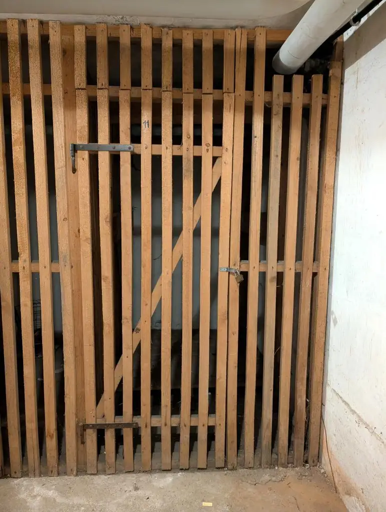 Sanierungsbedürftige 3-Zimmer-Eigentumswohnung mit Balkon, Loggia und Garage