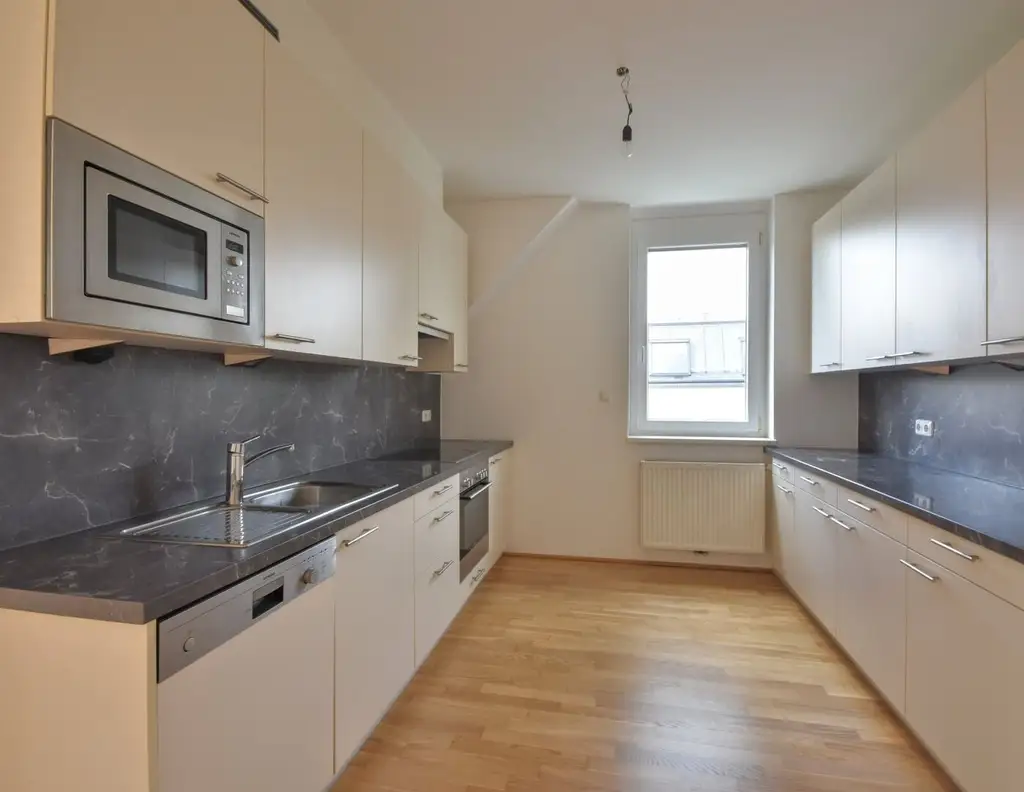 Helle 5-Zimmer-Wohnung mit Westbalkon, Klimaanlage und Tiefgarage