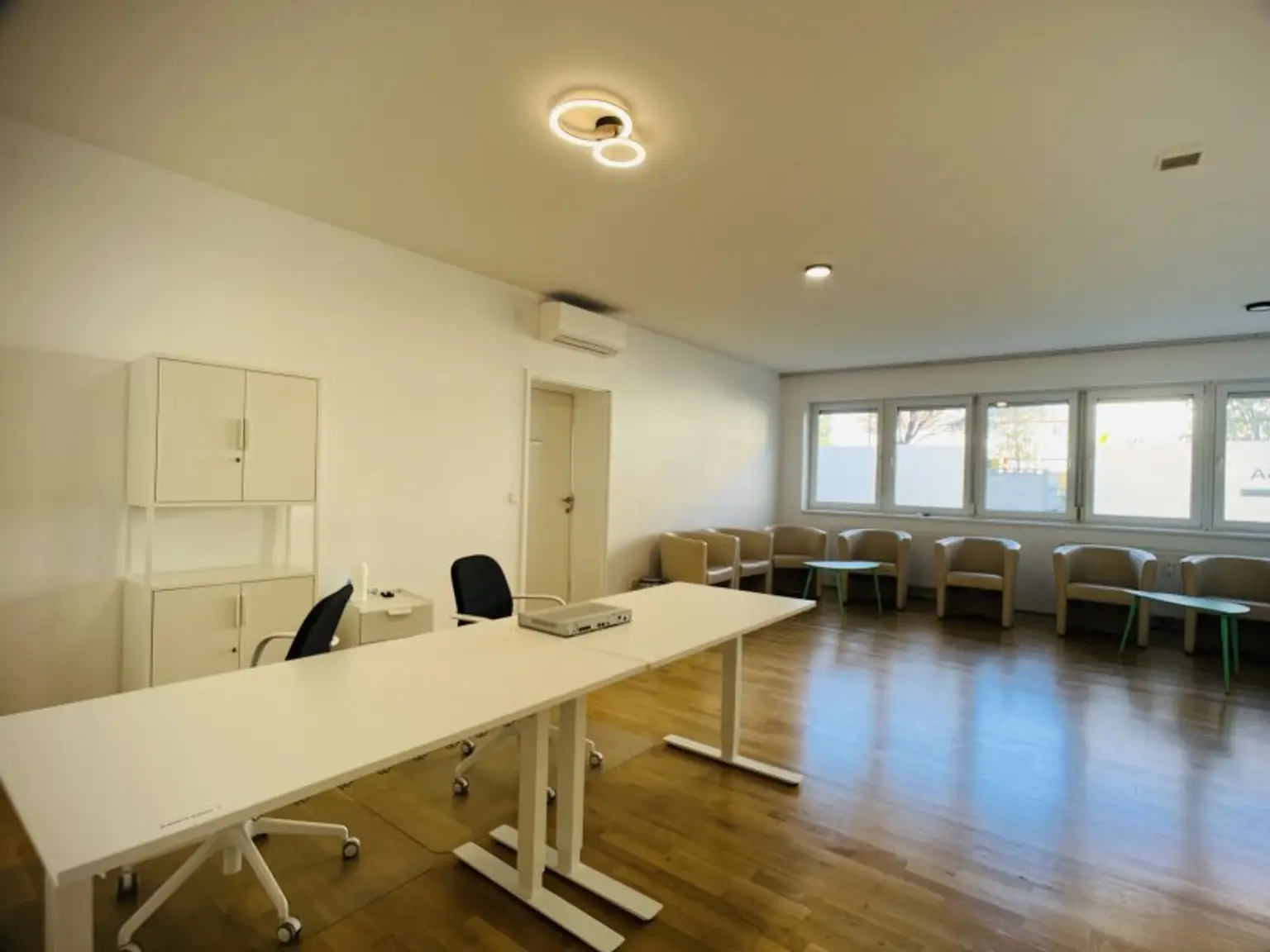 Vielseitig nutzbare, sanierte Praxis / Wohnung in zentraler Bahnhofsnähe in Brunn am Gebirge – Kauf oder Miete möglich!