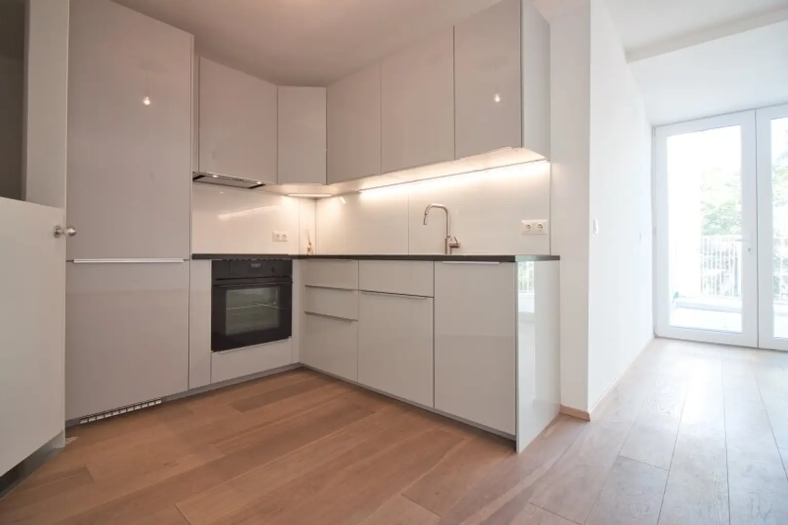 Helle, großzügige Maisonette-Wohnung mit 2 Bädern | ~ 20 m² große, private Terrasse direkt auf Wohnebene | Nahe Elterleinplatz
