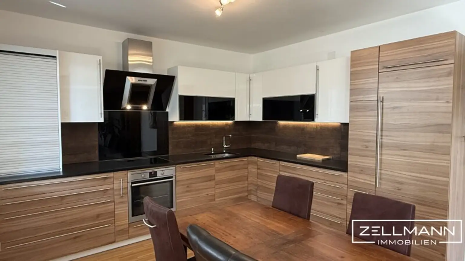 Repräsentatives Wohnen mit Stil und Substanz – großzügige Eigentumswohnung mit Balkon & Loggia | ZELLMANN IMMOBILIEN