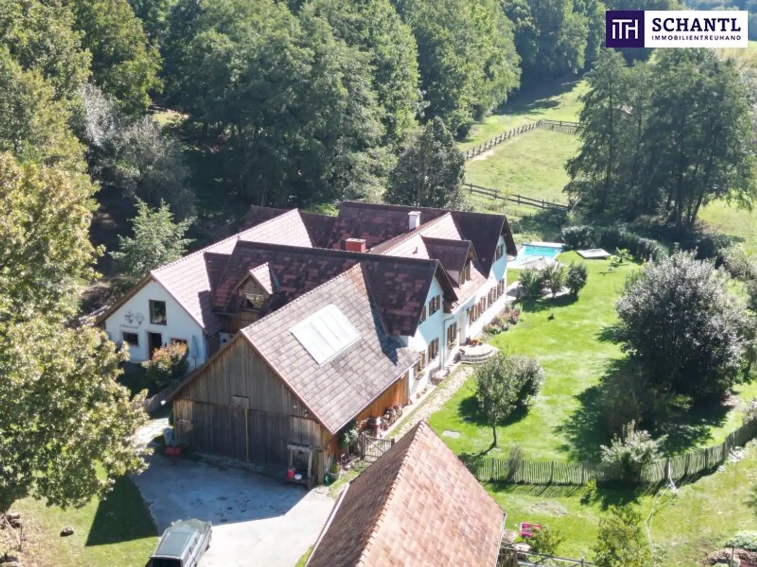 SENSATIONELLES JUWEL! Exklusiver Vierkanthof im Thermenland Steiermark – Wohnen, Reiten & Leben mit Pool und Natur!