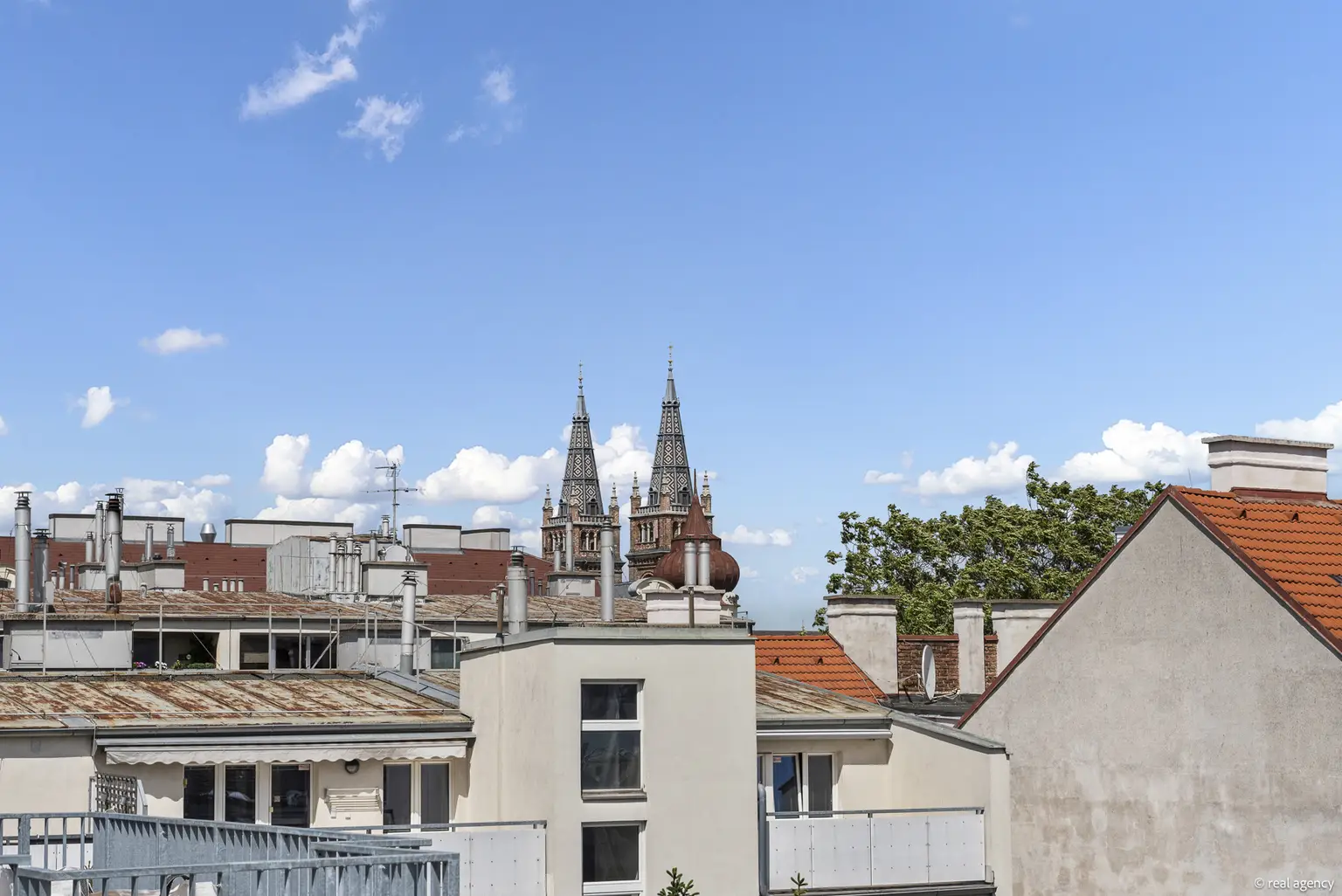Großzügige Dachgeschoss-Wohnung mit drei Freiflächen – 4 Zimmer