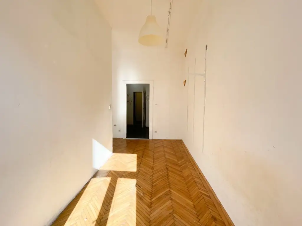 NÄHE AUGARTEN: 2,5-Zimmer-Altbauwohnung mit großem Gestaltungspotenzial beim Wallensteinplatz