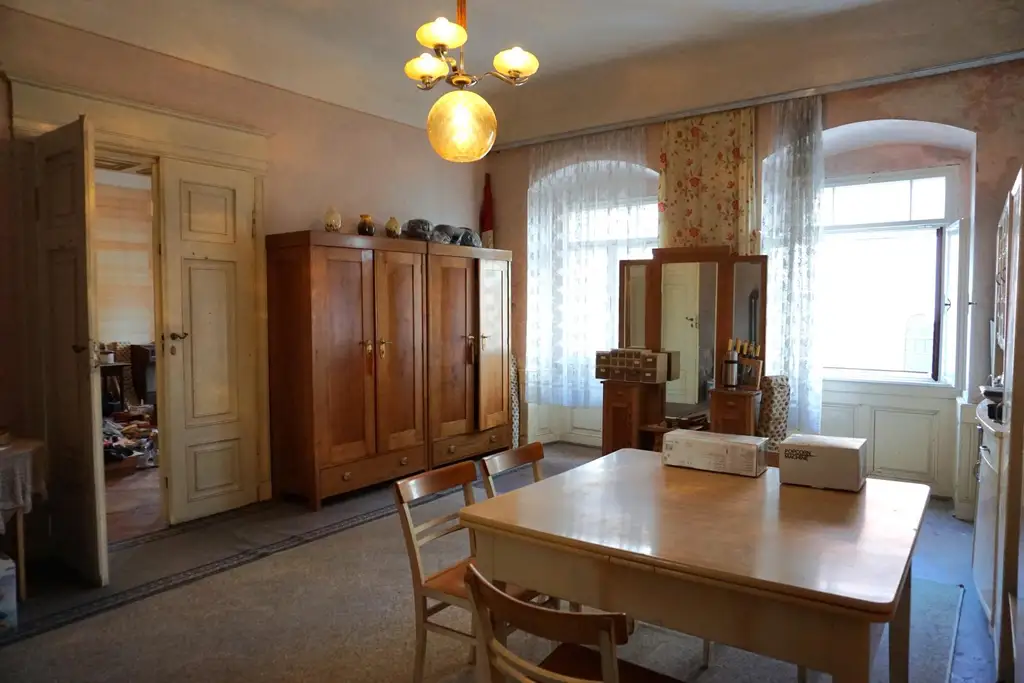 Räumlichkeiten mit Potential zum imposanten Büro - Ca. 120m2 im 1. Stock