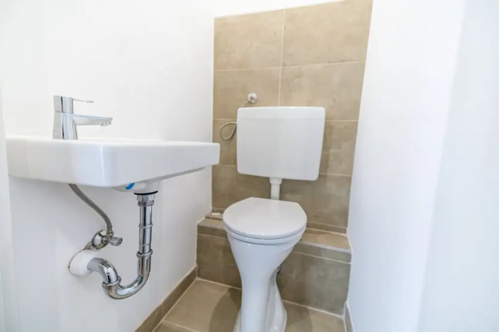5. STOCK MIT LIFT I DAN KÜCHE I MODERN SANIERT I BADEWANNE I WG TAUGLICH I HAUSTIERE WILLKOMMEN I SEHR HELL I ZENTRALE LAGE BEI HAUPTBAHNHOF I PROJEKT WOHNEN