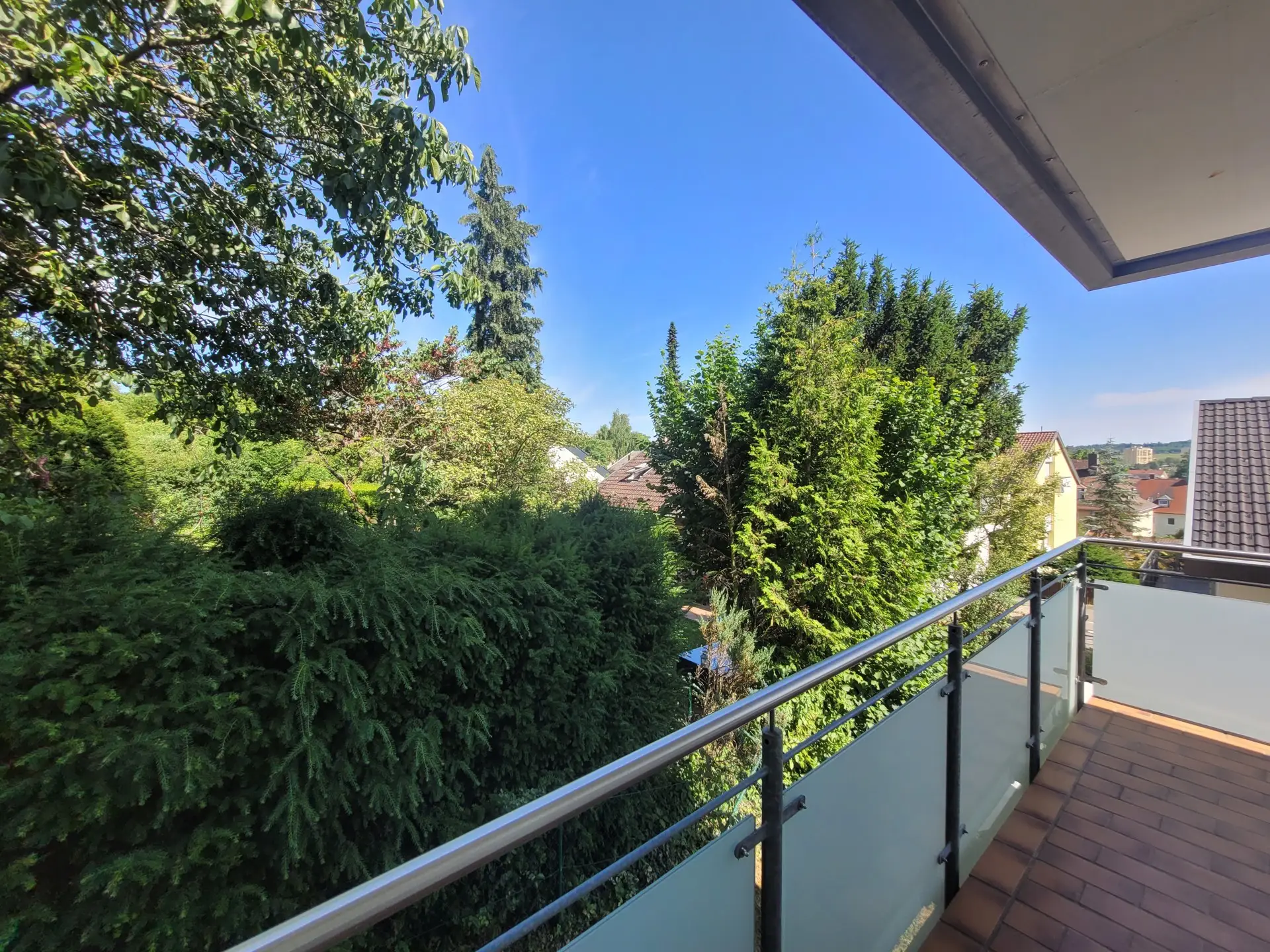 Balkonaussicht hinter dem Haus