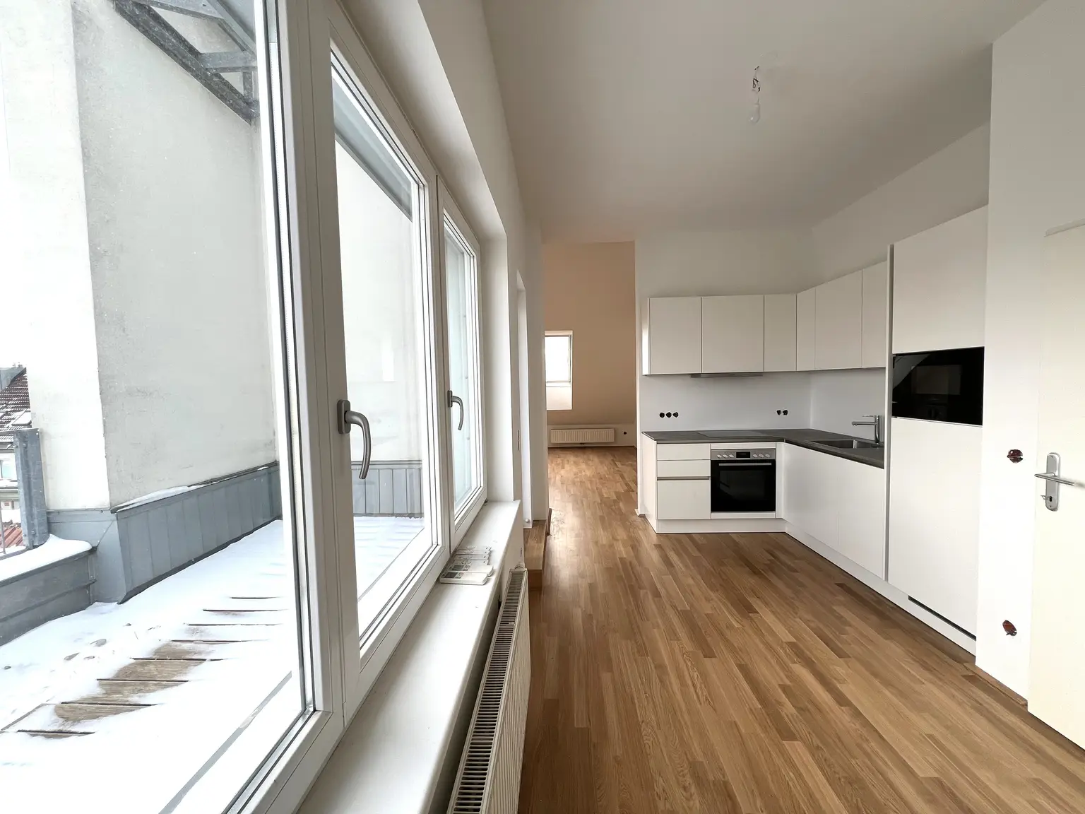 ERSTBEZUG NACH SANIERUNG: Helle klimatisierte Dachgeschoss-Wohnung in der Taborstraße