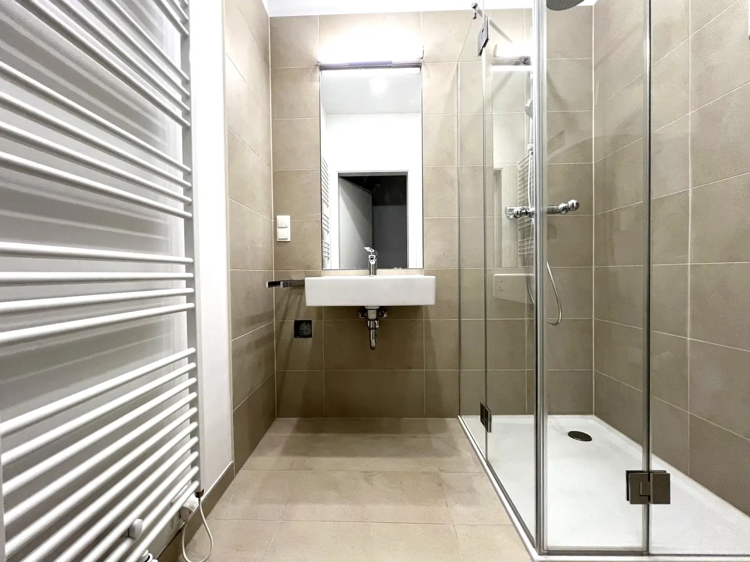 UNBEFRISTET und ERSTBEZUG: Wohnen in Bestlage: Klimatisierte kleine Dachgeschoss-Wohnung