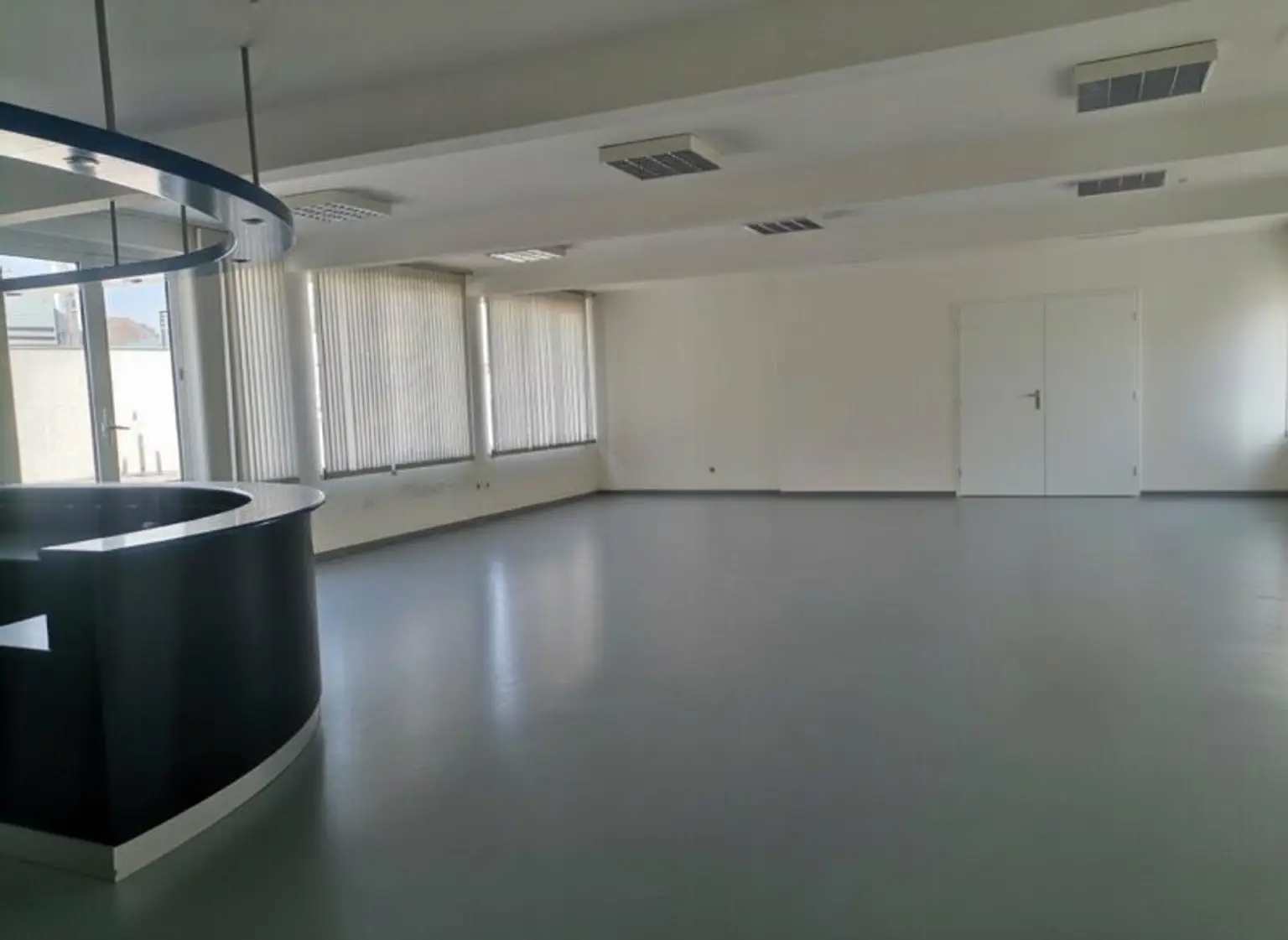 Vollsanierte Gewerbefläche 682m²  28 Stellplätze, LKW Einfahrt  perfekt für Ihr Business!