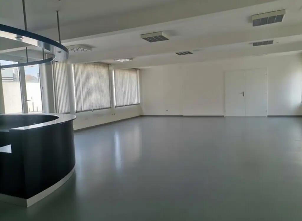 Vollsanierte Gewerbefläche 682m²  28 Stellplätze, LKW Einfahrt  perfekt für Ihr Business!