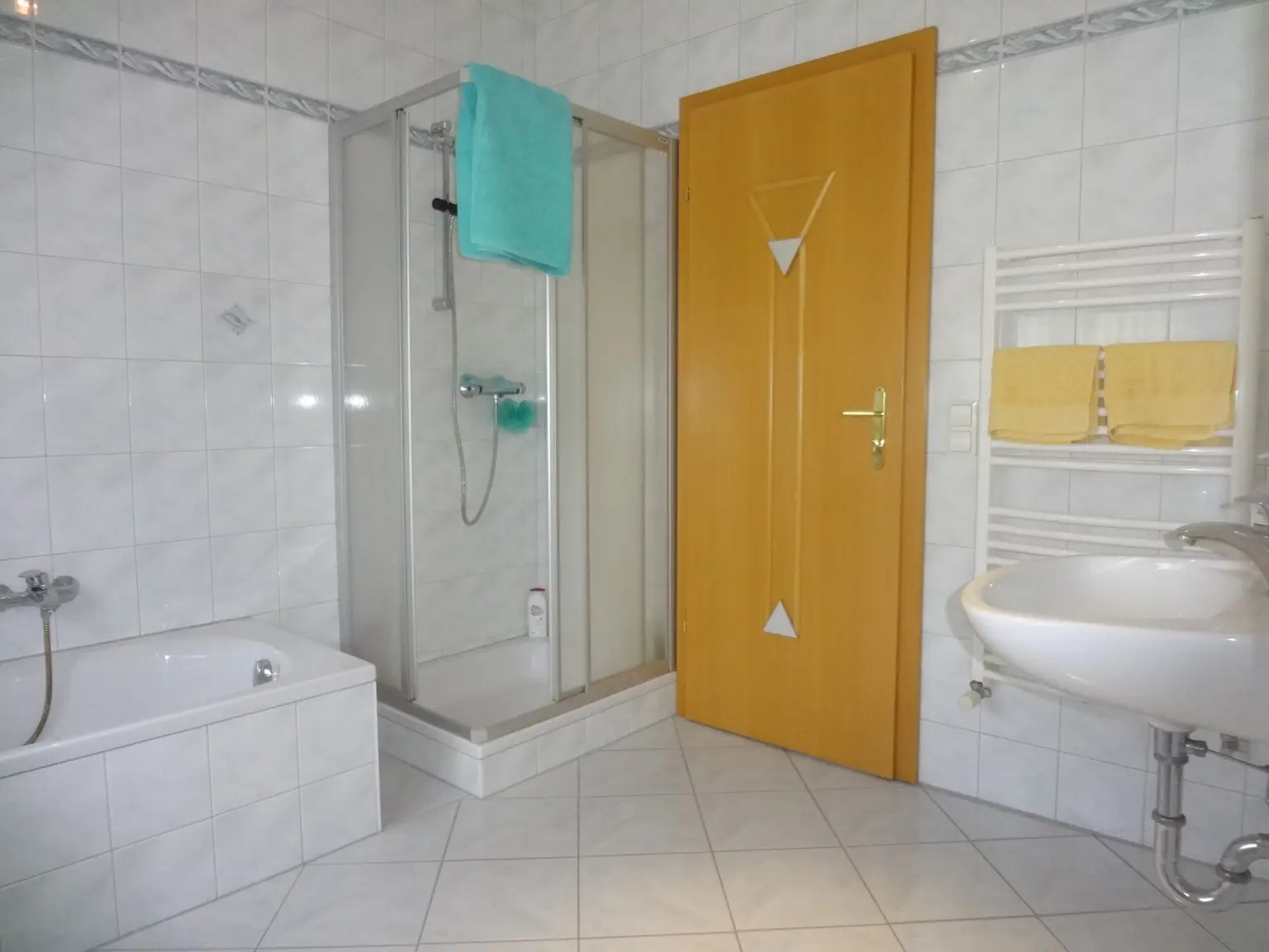 Bad mit Wanne und Dusche