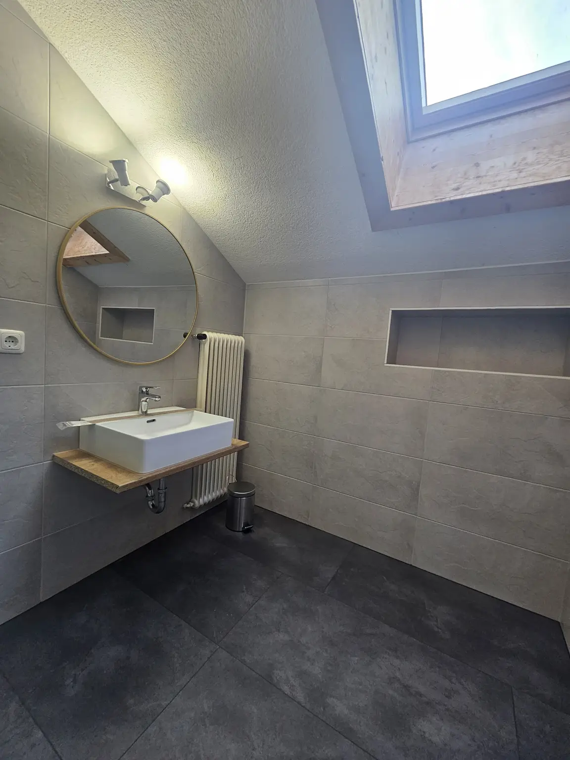 MIETE - Renovierte 3 Zimmerwohnung mit Balkon -  inkl. aller Betriebskosten