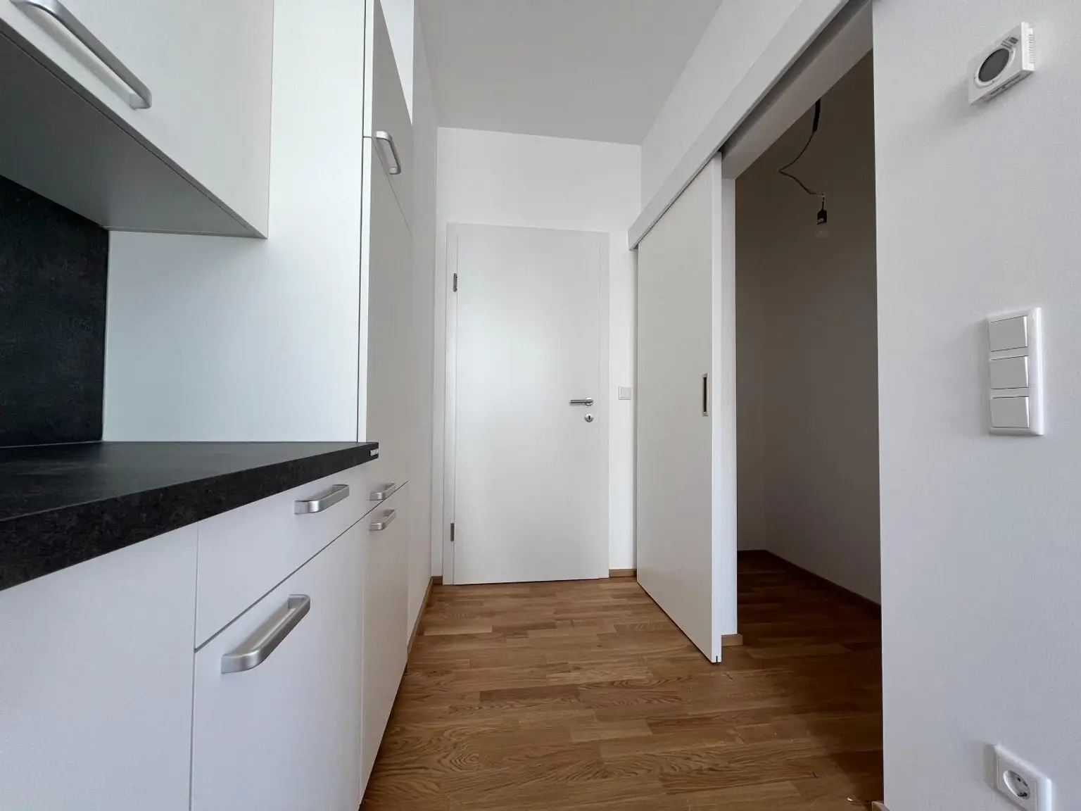 Küche mit Abstellraum