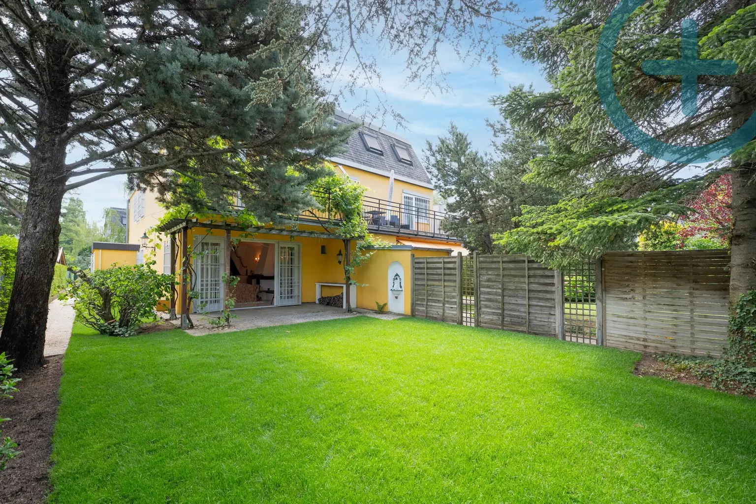 Charmante Doppelhaushälfte mit Gartenidylle & Wohlfühlcharakter